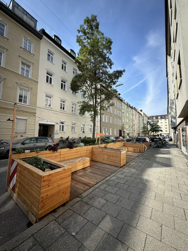 Parklet in Enhuberstraße: Long parklet with plants and many benches. 