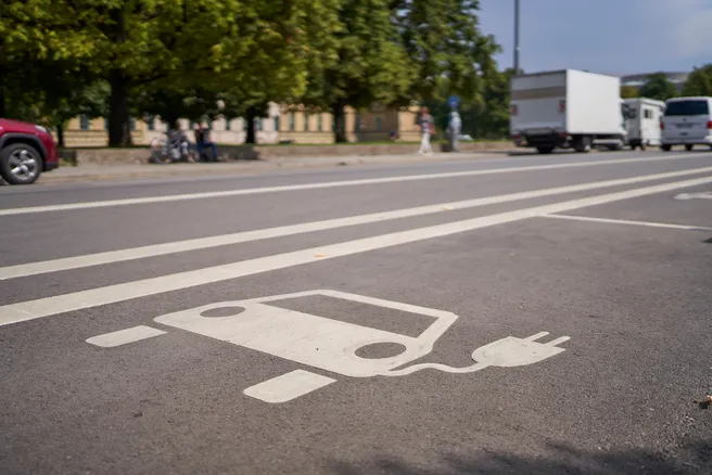 Strasse mit E-Car Ladesymbol