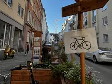 Das Parklet mit einer Fahrrad-Reparatur Station.